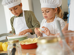 Les enfants aimeront cuisiner avec leurs parents.