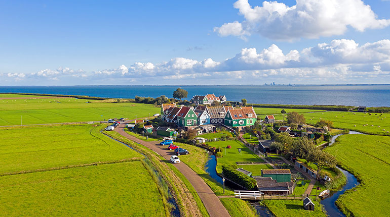 © AdobeStock - Petit village hollandais en bord de mer