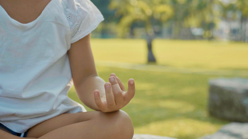 10 postures de “petit yoga”. Pomme d'Api.