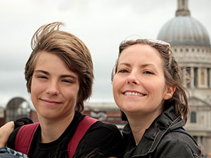 Selfie d'une mère et son fils devant un monument de Londres