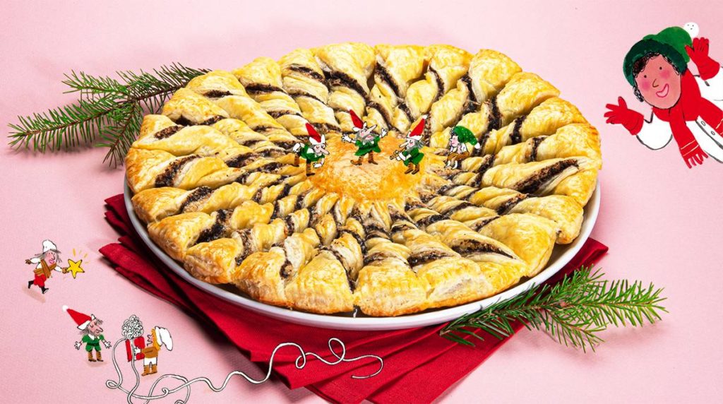 “La tarte soleil de Noël”, Astrapi n°960, 15 décembre 2020. Recette : Bruno Muscat. Stylisme et réalisation : Julie Boogaerts. Photo : Benoît Teillet. Illustrations : Laurent Simon.