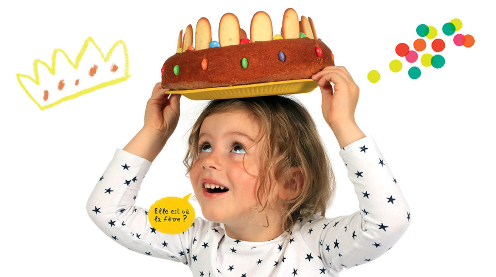 enfant avec couronne et galette des rois Stock Photo