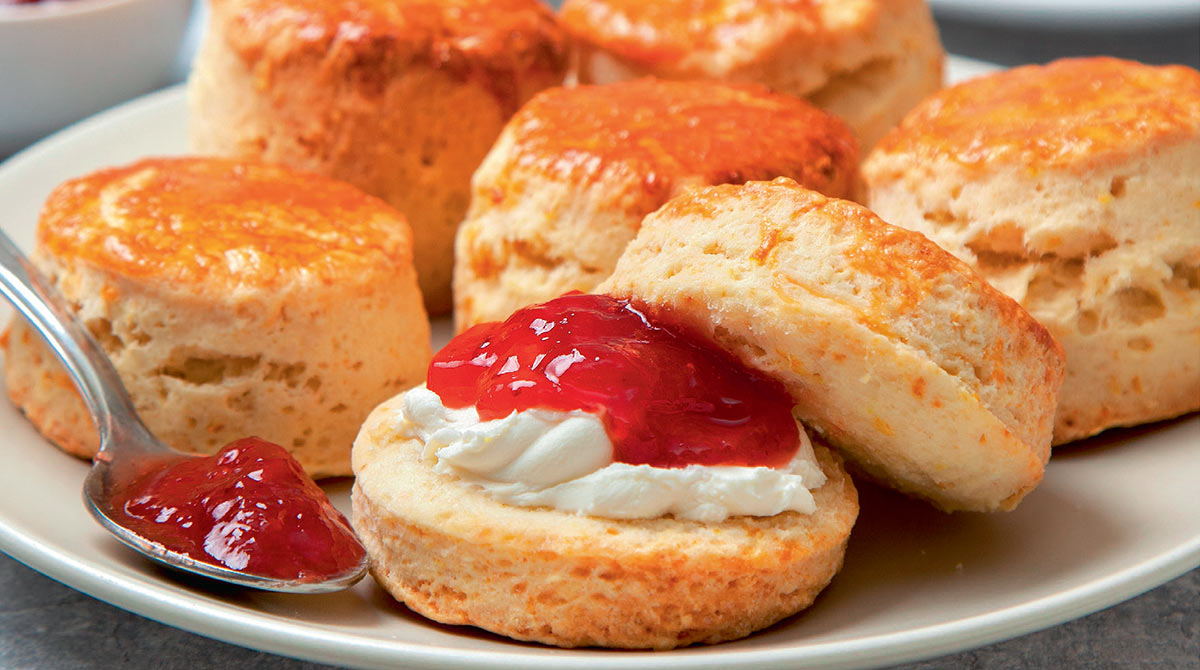 “English scones”, I Love English for Kids! n°231, octobre 2021. Illustrations : Clémence Lallemand. Photo : natashamam/Shutterstock.
