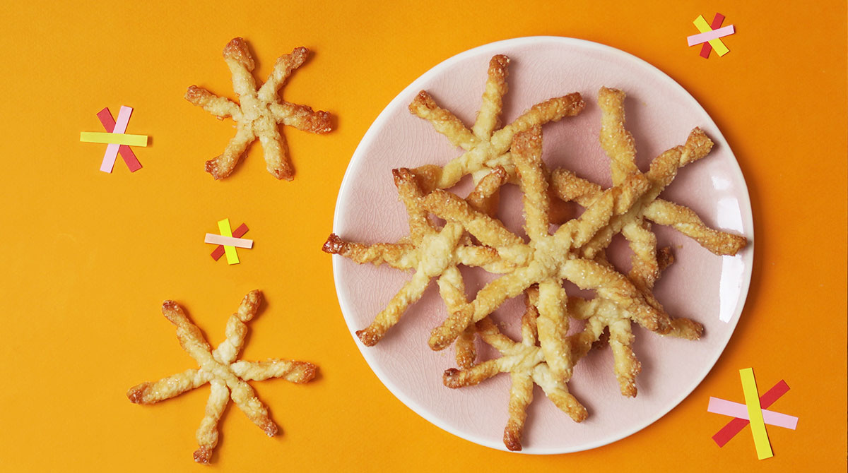 “Recette : les étoiles de Noël”, Pomme d’Api n°670, décembre 2021. Conception : Marie-Pascale Nicolas-Cocagne. Réalisation et photo : Hélo-Ita.