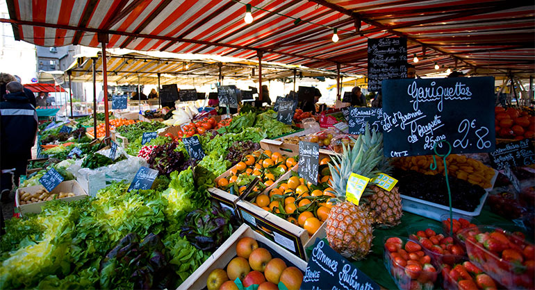 Un marché de fruits et légumes