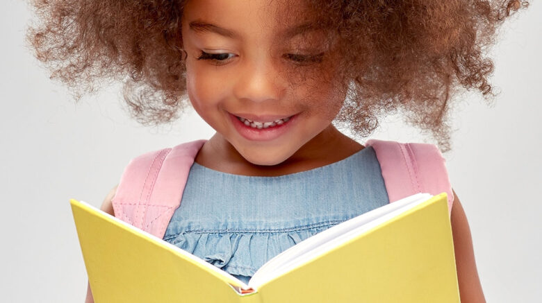 La lecture, ma fille trouve ça dur et elle se décourage : c’est normal ?