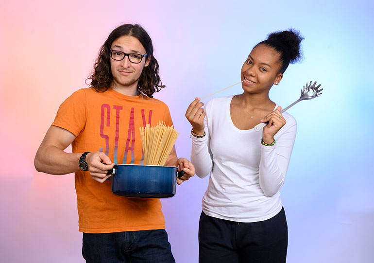 Préparer du riz, des pâtes ou de la semoule. Ce qu’il faut savoir faire avant 18 ans (et qu’on n’apprend pas au lycée), article extrait du magazine Phosphore n°561, 1er octobre 2023. Photo : Christel Jeanne.