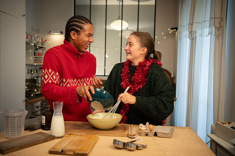 Cuisiner école, c’est aussi limiter la consommation d’énergie. Organise ton Noël entre potes, article extrait du magazine Phosphore n°565, 1er décembre 2023. Photo : Benoît Teillet.