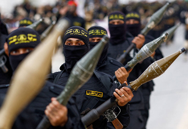 À Gaza, le 4 octobre 2023, des militants du Djihad islamique palestinien participent à un défilé militaire anti-israélien. Israël-Palestine : on répond à toutes vos questions, article extrait du magazine Phosphore n°567, 1er janvier 2024.