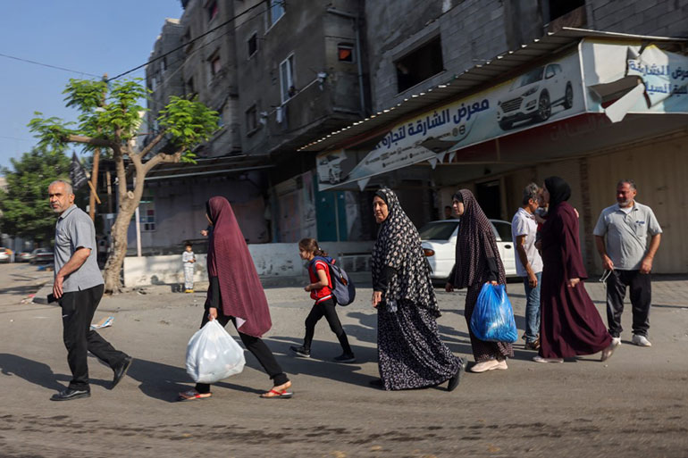 À Gaza, des Palestiniens fuient, après les frappes israéliennes, le 13 octobre 2023. Israël-Palestine : on répond à toutes vos questions, article extrait du magazine Phosphore n°567, 1er janvier 2024.