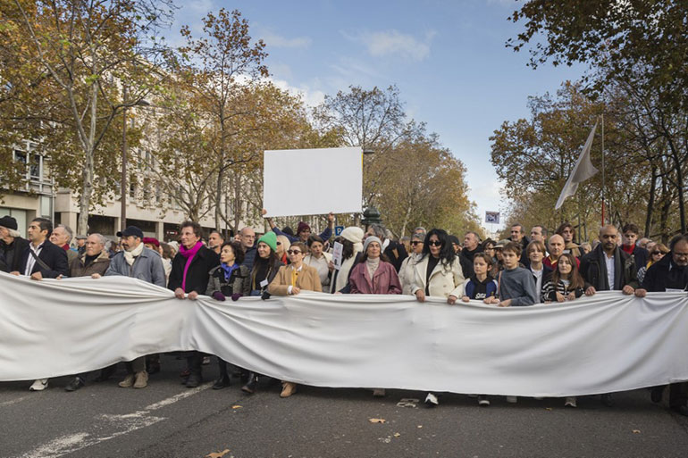 Une marche silencieuse pour la paix au Moyen-Orient s’est tenue à Paris, le 19 novembre. Israël-Palestine : on répond à toutes vos questions, article extrait du magazine Phosphore n°567, 1er janvier 2024.