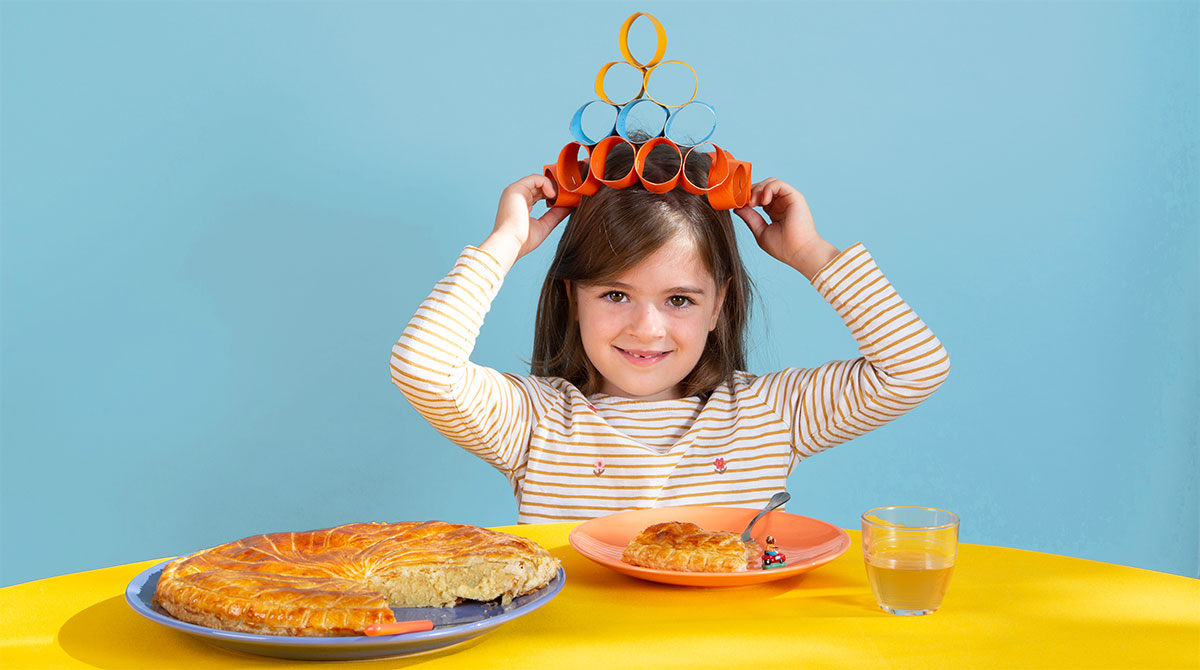 enfant avec couronne et galette des rois Stock Photo