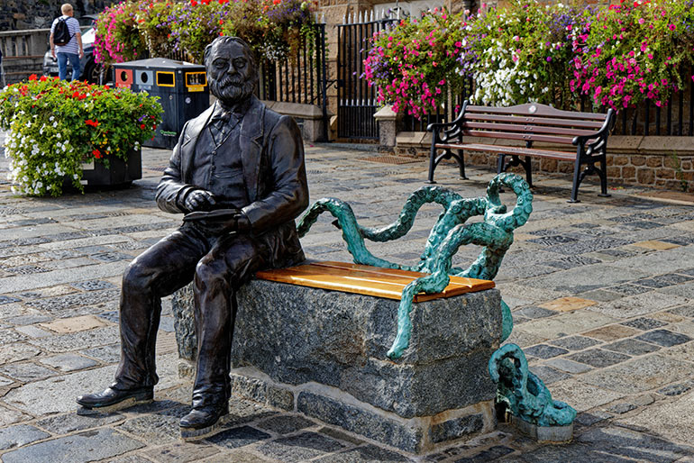 Séjour îles Anglo-Normandes - Statue de Victor Hugo