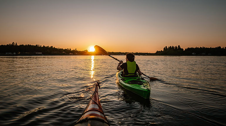 Adobestock - balade en canoé sous le soleil de minuit