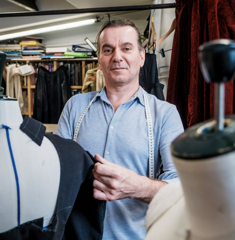 Lionel Hermouet, chef costumier-réalisateur. © Simon Lambert. “Hommes-femmes au travail : ils renversent les clichés”, Okapi n°1195, 1er mars 2024.