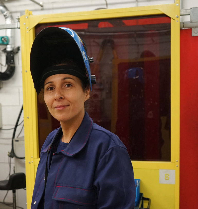 Myriam Boubram, soudeuse. © Institut de soudure. “Hommes-femmes au travail : ils renversent les clichés”, Okapi n°1195, 1er mars 2024.