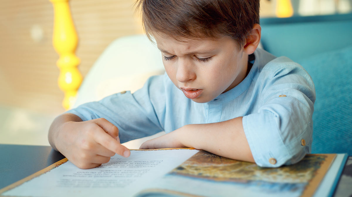 “Question de parents : Comment repérer des problèmes de lecture ?”, Mes premiers J'aime lire, n°274, juin 2025 - © Nelli Parhomenko/stock.adobe.com