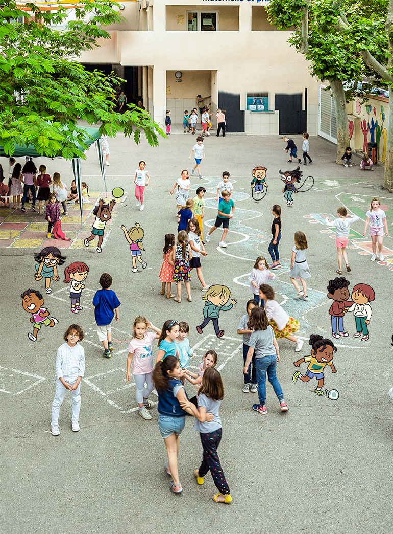 Cour de récréation où jouent des enfants.