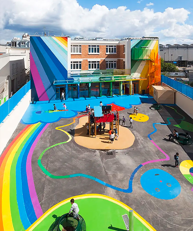 Du bleu, du rouge, du vert… Parfois, un bon coup de peinture suffit à rendre la cour plus gaie ! C’est ce qu’a fait l’école Pajol, à Paris.