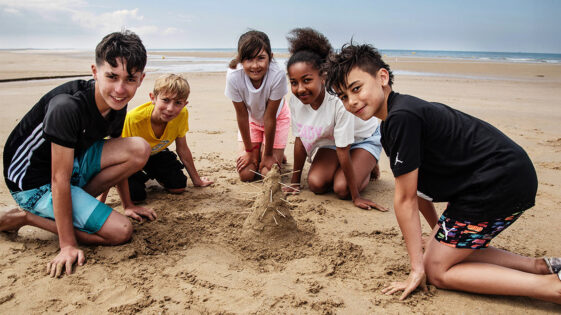 Bricos récup’ de plage et jeux sur le sable à partager avec les ados