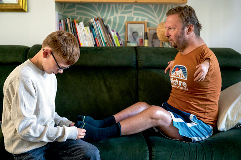 Avant de partir au collège, il aide aussi son père à enfiler ses chaussettes et ses chaussures. 