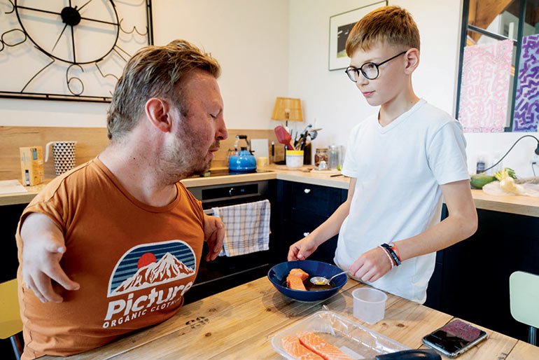 “Je trouve ça cool d’avoir de telles responsabilités.” Sam. Photo : Pierre Morel/Divergence Images pour Okapi.