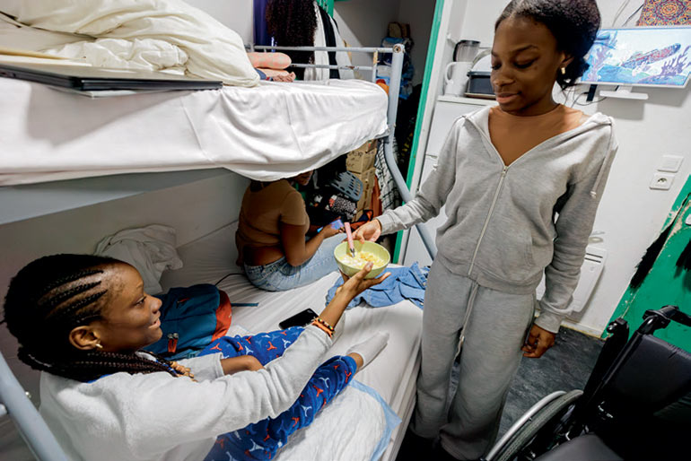 Noémie et sa famille vivent dans un hôtel social en attendant que leur demande d’asile soit acceptée.