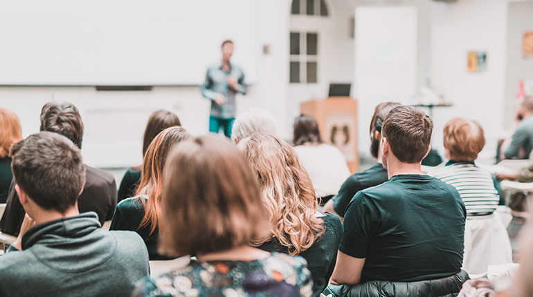 Étudiants dans une salle de classe.