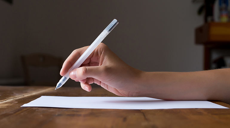 Écriture d'une lettre de motivation.