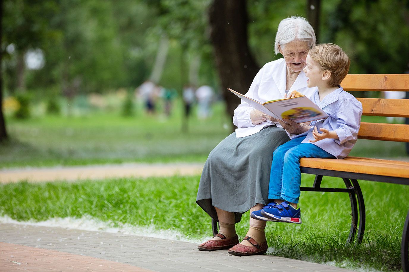 grand-mère lisant un magazine à son petit enfant